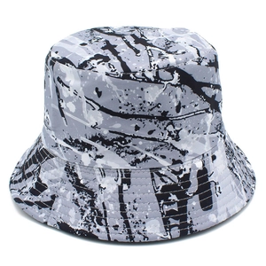 Détail d'un chapeau bob tendance avec motifs artistiques de graffitis à l'encre noir et blanc