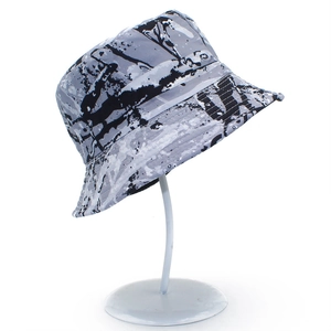 Détail d'un chapeau bob avec motif graffiti abstrait de taches d'encre noir et blanc