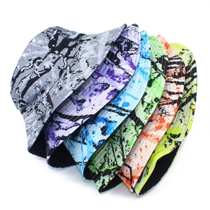 Détail de chapeaux bobs à graffiti colorés disponibles en six couleurs vives de rue