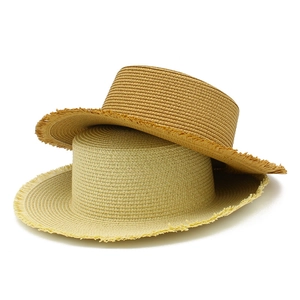 Cappelli di paglia con bordi sfilacciati beige e avorio per il sole e la spiaggia