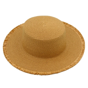Trama dettagliata del cappello di paglia a tesa larga con bordi sfilacciati alla moda