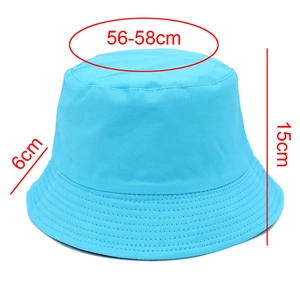 Vue détaillée du chapeau bob en coton bleu ciel avec coutures et dimensions de 56-58cm