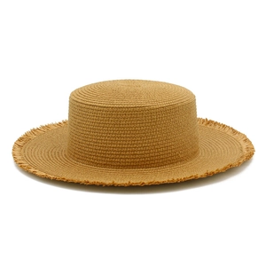 Vista dettagliata della trama in paglia intrecciata e del bordo sfrangiato del cappello boater