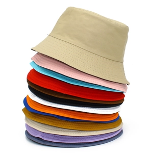 Détail de chapeaux bobs en coton empilés en douze couleurs avec coutures renforcées