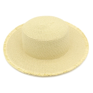 Dettaglio del cappello di paglia che mostra la trama intrecciata e i bordi con frange