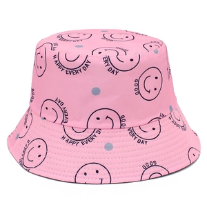 Détail d'un chapeau bob rose avec imprimé smiley et lettrage HAPPY EVERY DAY brodé