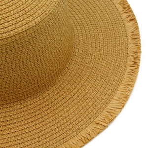 Dettaglio della trama fine in paglia e dei bordi sfrangiati sul cappello da sole estivo