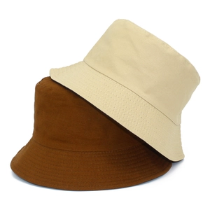 Détail du tissu en sergé de coton beige et marron avec surpiqûres sur les chapeaux bob