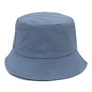 Détail du chapeau bob en coton bleu-gris montrant les six rangées de coutures du bord