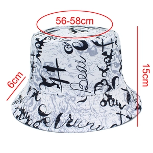 Détail d'un chapeau bob blanc avec imprimé graffiti noir montrant les dimensions 56-58cm