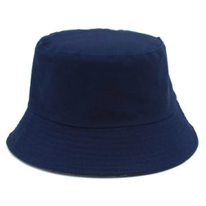 Gros plan détaillé sur les coutures parallèles et le tissu en coton bleu marine du bob soleil