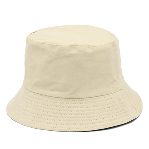 Gros plan détaillé des coutures d'un chapeau bob minimaliste en coton beige