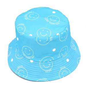 Détail d'un bob bleu clair avec des motifs souriants et texte Happy Every Day brodé