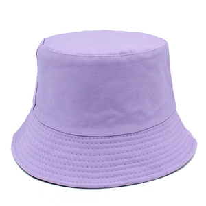 Détail du chapeau bob en coton lavande avec plusieurs rangées de coutures sur le bord