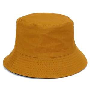 Détail d'un chapeau bob jaune gingembre en coton avec coutures renforcées sur le bord