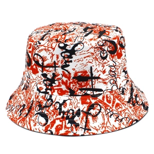 Vue détaillée du motif graffiti de style urbain sur le chapeau bob en toile