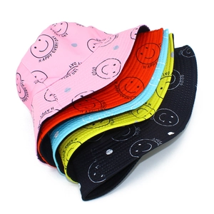 Détail de cinq bobs colorés en coton avec des motifs de visages souriants imprimés