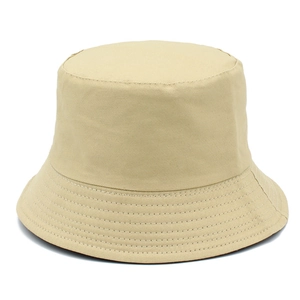 Détail du chapeau bob en coton avec surpiqûres précises sur le large bord beige