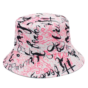 Détail de l'imprimé graffiti rose sur un chapeau bob en coton blanc d'été