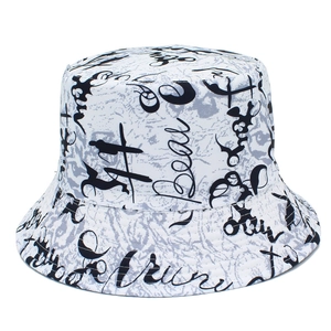 Gros plan du motif graffiti noir imprimé sur un chapeau bob en coton de style streetwear