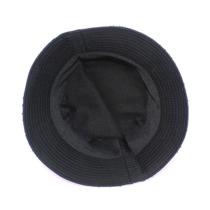Détail intérieur d'un chapeau bob noir montrant les coutures renforcées sur le bord en coton