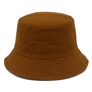 Détail d'un chapeau bob en coton marron montrant les coutures renforcées sur le bord
