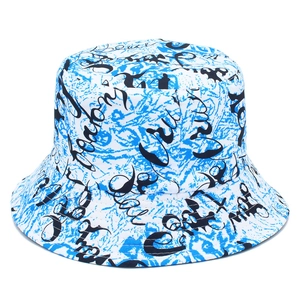 Chapeau bob streetwear avec graffitis bleus et écritures noires sur toile blanche