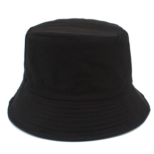 Détail d'un bob en coton noir classique avec coutures de renfort sur le bord du chapeau