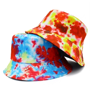 Bob réversible avec motif tie-dye éclatant et style artistique pour l'été et le soleil
