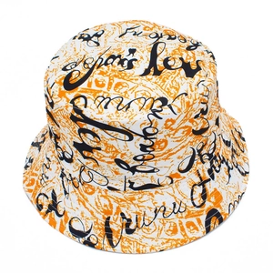 Détail du chapeau bob orange et blanc avec motif graffiti noir style urbain tendance