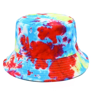Gros plan détaillé du chapeau bob tie-dye multicolore avec coutures de bord renforcées