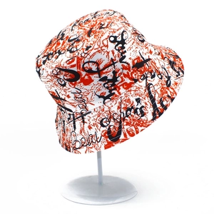 Bob style graffiti pour hommes et femmes avec imprimés artistiques rouges et noirs