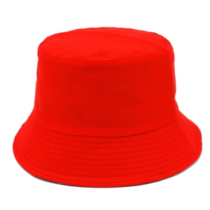 Gros plan d'un chapeau bob en coton rouge montrant les coutures renforcées et le tissu