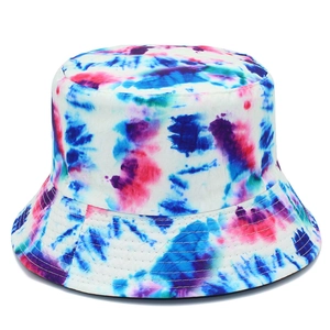 Détail d'un bob tie-dye multicolore montrant les coutures renforcées sur le bord