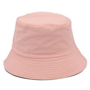 Gros plan d'un chapeau bob en coton rose montrant les coutures et la texture du tissu premium