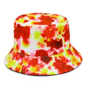 Bob tie-dye coloré aux motifs rouge et jaune vifs pour une protection solaire stylée
