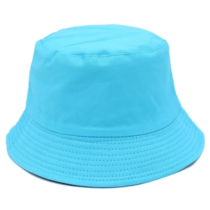 Détail du chapeau bob bleu clair en coton avec texture sergé et coutures sur le bord