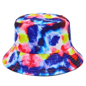 Chapeau bob tie-dye coloré pour l'été aux motifs bleu, jaune et magenta éclatants