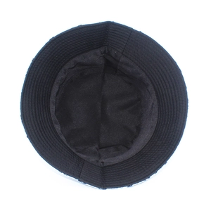Vue détaillée de l'intérieur d'un bob noir montrant les coutures et la doublure