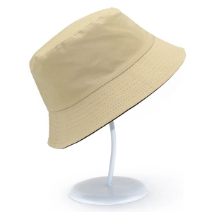 Bob classique en coton beige avec texture sergé et coutures renforcées sur le bord du chapeau