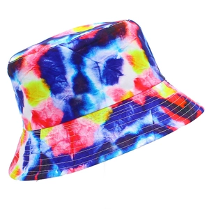 Gros plan du chapeau bob tie-dye coloré avec des coutures soignées sur tissu de qualité