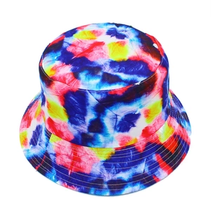 Détail d'un chapeau bob tie-dye coloré montrant les coutures sur le bord large