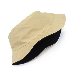 Détail d'un chapeau bob réversible en coton kaki et noir avec des coutures renforcées