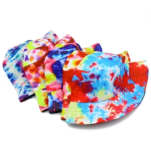 Détail de chapeaux bobs tie-dye colorés avec des coutures de bord multicouches durables