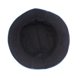 Détail de la vue de dessus du chapeau bob en denim bleu avec doublure noire et coutures nettes