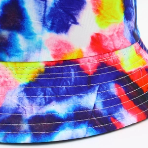 Gros plan détaillé du chapeau bob tie-dye avec cinq lignes de couture parallèles sur le bord