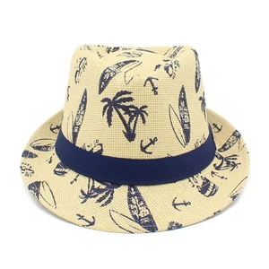 Detailaufnahme der Stroh-Fedora mit tropischem Print und stilvollem dunkelblauem Band