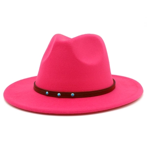 Détail du chapeau fedora rose en laine avec ceinture en cuir et perles de turquoise