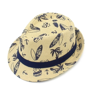 Detail eines Strohhutes für den Sommer mit blauen Surf-Prints und geripptem Hutband