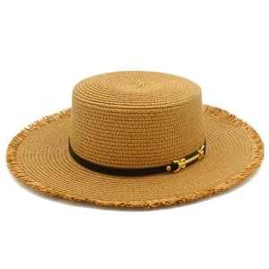 Cappello di paglia classico marrone chiaro con bordi sfrangiati e fibbia dorata per il sole